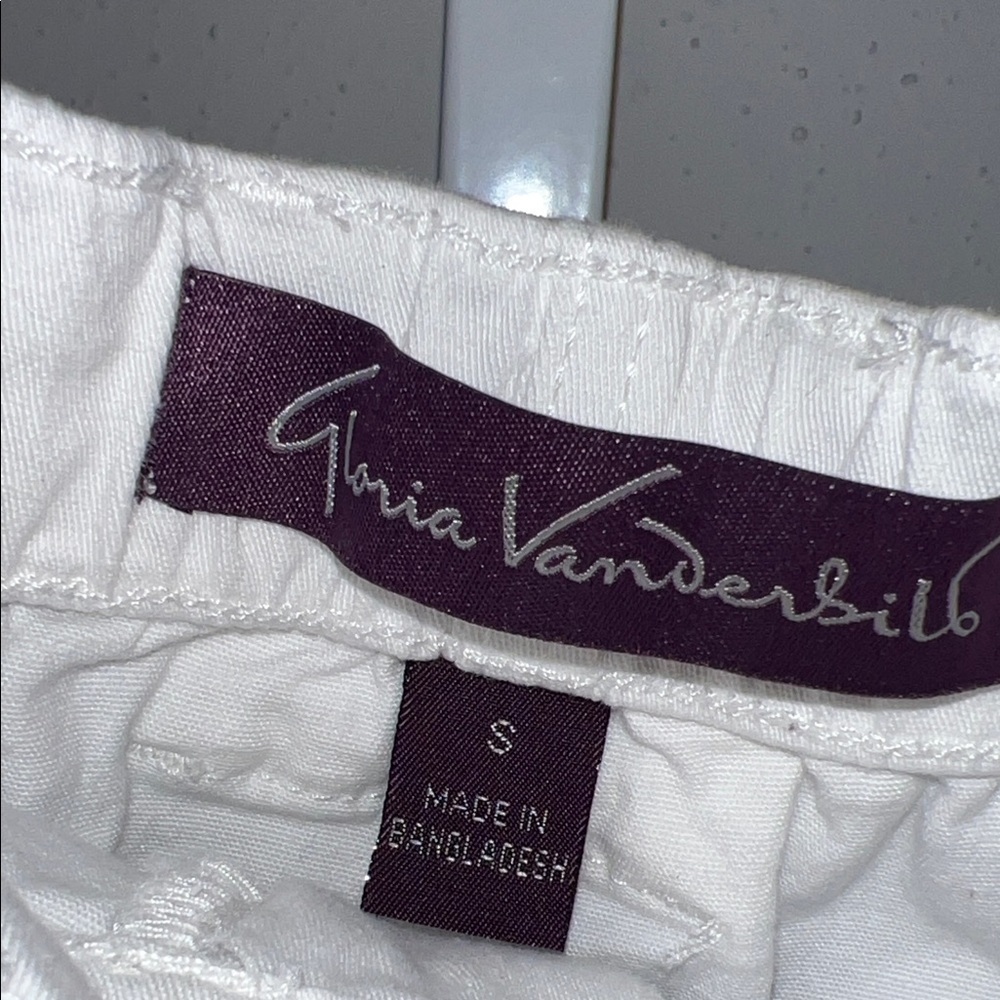 Gloria Vanderbilt Women's Classic White Bermudas - Picture 6 of 7